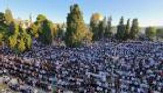 عشرات الآلاف من الفلسطينيين يؤدون صلاة العيد بالمسجد الأقصى