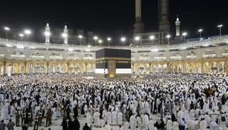 حجاج يؤدون طواف الإفاضة