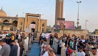 عراقيون يقيمون صلاة عيد الأضحى عند مرقد وجامع أبي حنيفة النعمان