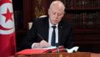 "تتضمن تعديلات".. رئيس تونس ينشر مسودة جديدة للدستور في الجريدة الرسمية