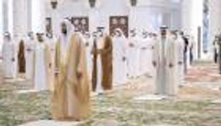 محمد بن زايد يؤدي صلاة عيد الأضحى في "جامع الشيخ زايد"