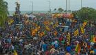 رغم الاستقالة.. محتجون يضرمون النار بمنزل رئيس وزراء سريلانكا