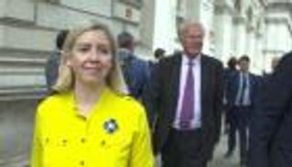 "إصبع" يورط مسؤولة التعليم ببريطانيا.. هل يغفر الشعب؟ 