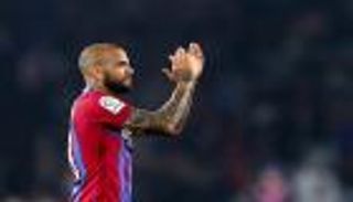 "لا يهتم بالأساطير".. داني ألفيس يفتح النار على برشلونة