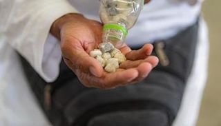 الحجاج يرمون الجمرات 