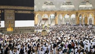 حجاج يطوفون حول الكعبة 