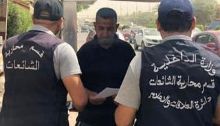 عناصر أمنية من قسم محاربة الشائعات خلال حملة توعوية