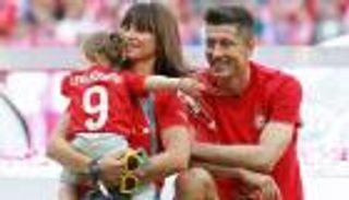 لماذا عاد ليفاندوفسكي إلى ميونخ دون أسرته؟ (فيديو)