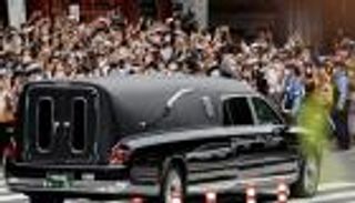 صور وفيديو.. زهور وصلوات وملابس سوداء في تشييع جثمان شينزو آبي