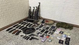 كميات من الأسلحة والذخيرة مع عناصر داعش تم ضبطهم