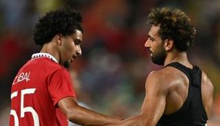 محمد صلاح وزيدان إقبال في مباراة مان يونايتد ضد ليفربول
