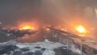 خسائر مدمرة.. حريق هائل في أكبر مدينة صناعية بإيران