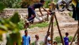 "أرجوحة صنعاء".. لعبة كبار اليمن مع عودة الحجاج (صور)