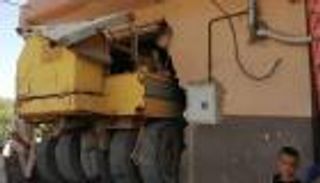 حادث سير غريب بالجزائر.. اصطدام آلة رصف الطرق بمنزل (صور)