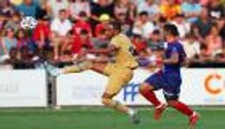 ناد درجة خامسة يحرج برشلونة قبل الموسم الجديد (فيديو)