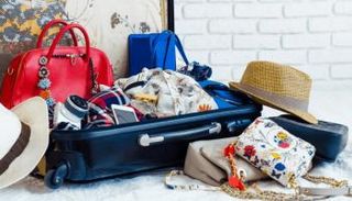 حزم الحقائب بشكل مبالغ به