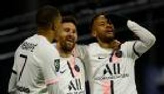 بسبب ميسي.. نيمار يتجاهل مبابي في باريس سان جيرمان (فيديو)