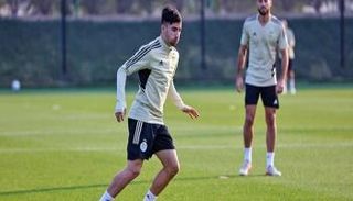 عمورة في تدريبات منتخب الجزائر