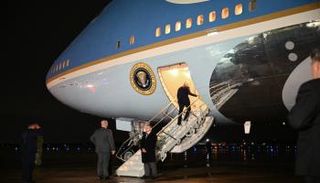 جو بايدن على مدرج الطائرة بقاعدة أندروز الجوية في ماريلاند (أ ف ب)