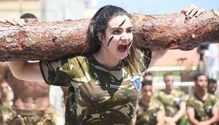 ضابطة في الجيش الجزائري خلال استعراض عسكري