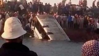 لحظة انتشال الحافلة الغارقة بموقع الحادث