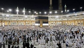 حجاج يطوفون حول الكعبة