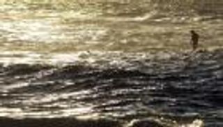 غلق شواطئ الإسكندرية المصرية.. رايات حمراء وتحذيرات وفرق إنقاذ