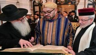 العاهل المغربي الملك محمد السادس مع أحد الحاخامات اليهود - أرشيفية