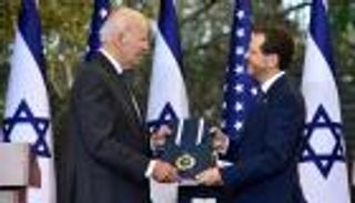 بايدن في إسرائيل.. وسام ووثيقة عمرها 50 عاما