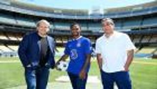 بعد بيعه رحيم سترلينج.. مانشستر سيتي يصدم تشيلسي