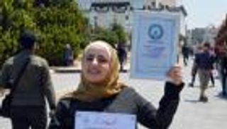 استغرقت 5 أشهر.. سورية تدخل جينيس بأكبر لوحة ماندالا بالعالم (صور)