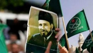 عناصر تابعة للإخوان ترفع صورة مؤسس التنظيم