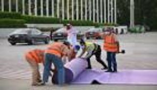 سر اللون البنفسجي في سجاد مراسم استقبال بايدن بالسعودية