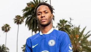 رحيم سترلينج بقميص ناديه الجديد تشيلسي