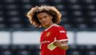 القرار الصعب.. هل يرحل حنبعل المجبري عن مانشستر يونايتد؟