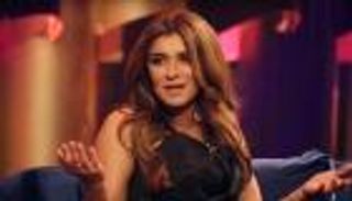 غادة عادل على شاطئ البحر برفقة ابنتها