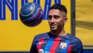 مستعينا بمبابي.. رافينيا يبدأ رحلته مع برشلونة بالسخرية من ريال مدريد