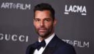 ريكي مارتن في "ورطة جنسية".. ابن شقيقته يصدم الجميع