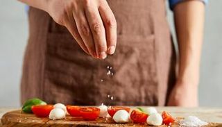 إضافة ملح الطعام بعد طهي الوجبة يزيد معدلات الوفاة المبكرة