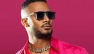محمد رمضان يروّج لأحدث أغنياته بـ"سيف وهيكل عظمي ذهبي"