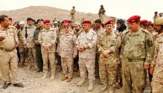 جانب من زيارة المقدش وضباط الجيش اليمني لتعز
