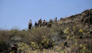 عناصر للجيش اليمني في أحد المواقع العسكرية بتعز - أرشيفية