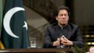 15 مقابل 4.. عمران خان يكتسح شهباز شريف ويدعو لنزال مبكر في باكستان