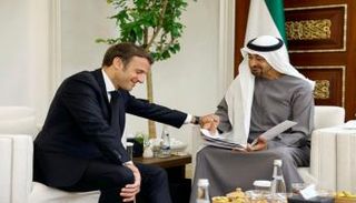 الشيخ محمد بن زايد آل نهيان وإيمانويل ماكرون (أرشيفية)
