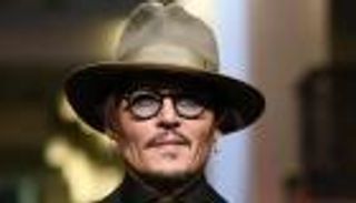 رفقة امرأة شقراء.. جوني ديب ينثر السعادة في إيطاليا