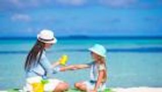 في المصيف.. كيف تحمي طفلك من حروق الشمس؟