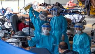 فرق طبية ترتدي أقنعة للوقاية من العدوى الفيروسية