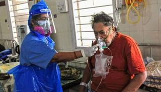 شخص يعاني من مشاكل تنفسية بسبب فيروس كورونا 