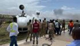 بالصور.. انقلاب طائرة في الصومال بمطار مقديشو