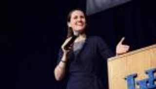 قصة صعود من القاع.. "ليز موراي" المشردة التي ألهمت الملايين